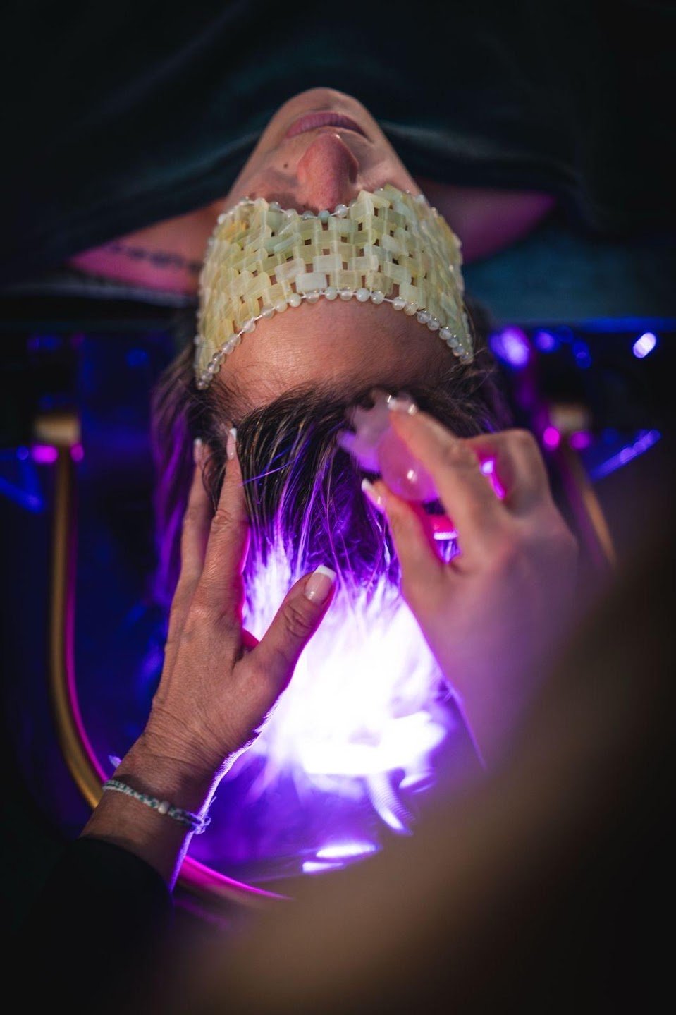 Un soin Head Spa dans une atmosphère intime aux lumières violettes